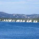 Ana - Wake Up To The Sea, Balcony, Terrace, Garden & Parking, - Dalmatia Lägenhet
