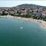 Ana - Wake Up To The Sea, Balcony, Terrace, Garden & Parking, - Dalmatia Lägenhet
