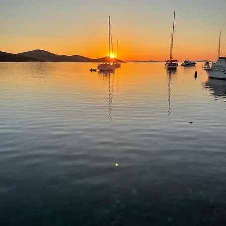Appartement Ana - Wake Up To The Sea, Balcony, Terrace, Garden & Parking, - Dalmatia