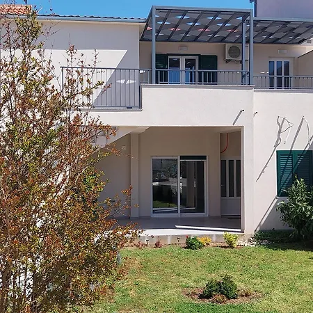 Ana - Wake Up To The Sea, Balcony, Terrace, Garden & Parking, - Dalmatia * Murter