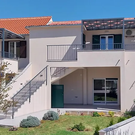 Ana - Wake Up To The Sea, Balcony, Terrace, Garden & Parking, - Dalmatia * Murter