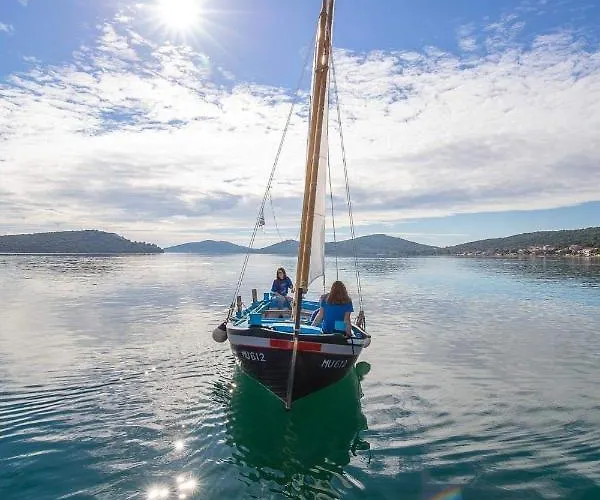 Ana - Wake Up To The Sea, Balcony, Terrace, Garden & Parking, - Dalmatia Daire