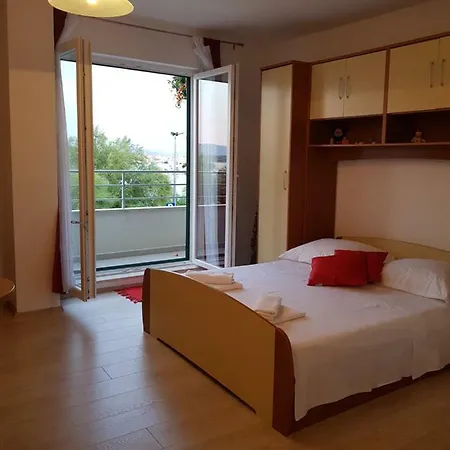 Ana - Wake Up To The Sea, Balcony, Terrace, Garden & Parking, - Dalmatia Appartamento *